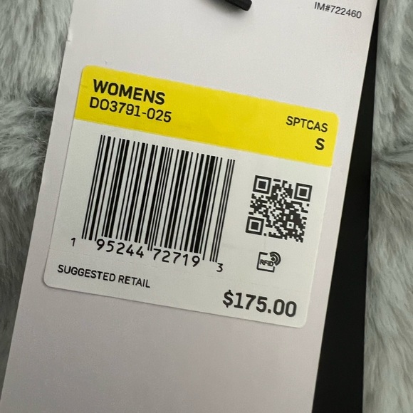 An oversized Swoosh logo meets luxe faux fur Sherpa in a wear-anywhere jacket - Picture 7 of 9